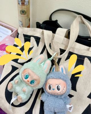 Zpátky do školy s Labubu! 💛🤓 Školní batoh nebo taška si přímo říkají o tento hravý doplněk🌼 A jak styluješ svého Labubu...